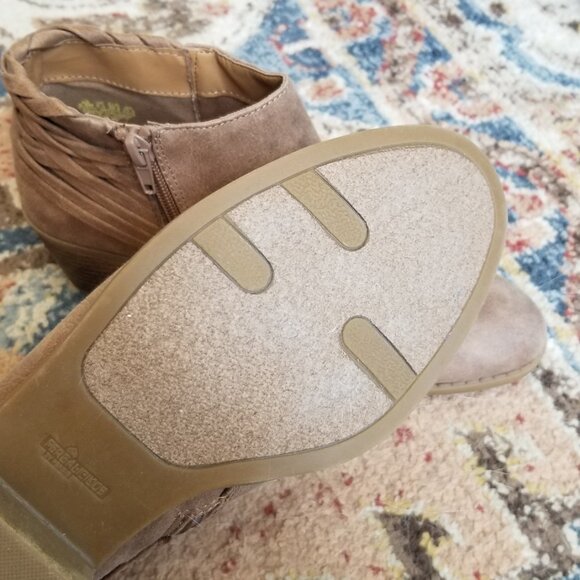 Fergalicious by Fergie ankle boots tan suede brand new size 8.5 - Picture 3 of 4